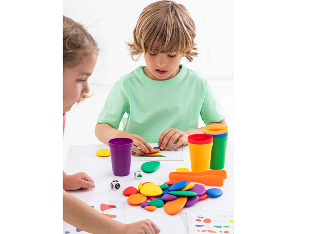 IGRA S OBLUTCIMA U BOJI