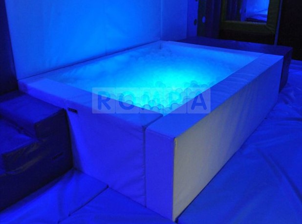 BAZEN SA SVJETLOM I LOPTICAMA 145x145x72,5cm