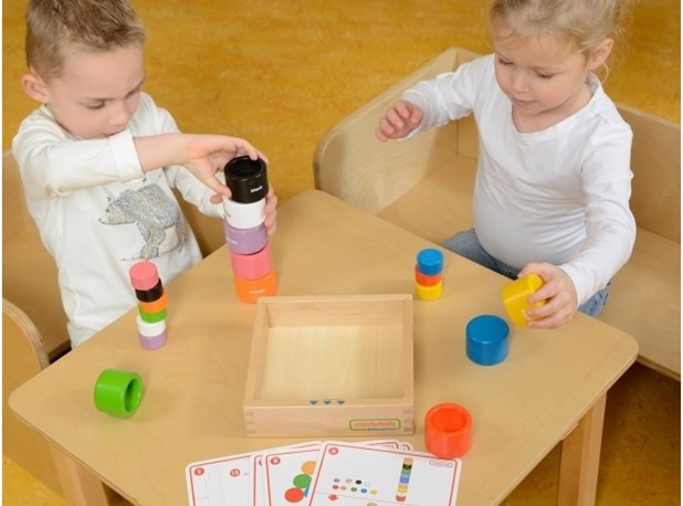 LOGIČKA IGRA S DISKOVIMA U BOJI