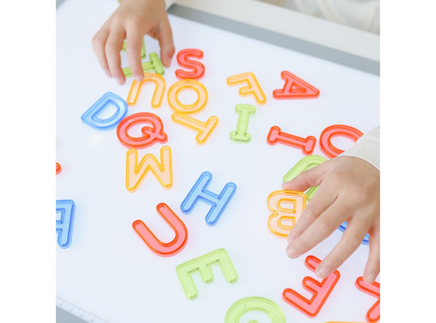 PROZIRNA OBOJENA SLOVA U KANTICI, 76 kom