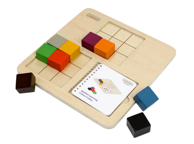 PROSTORNA IGRA S OBOJENIM KOCKAMA