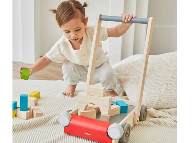 BABY GURALICA S DRVENIM KOCKAMA