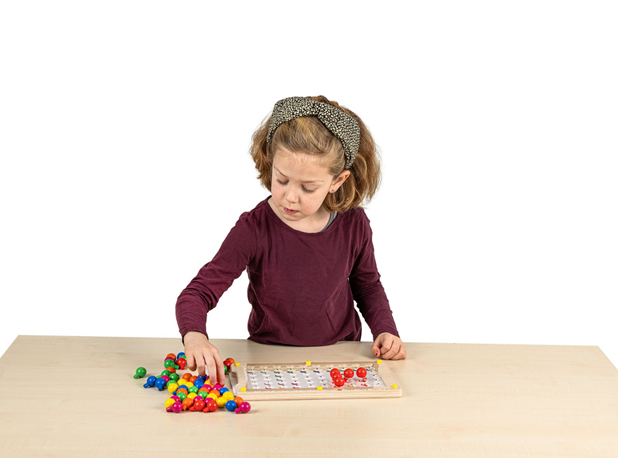 IGRA S UZORCIMA I ČAVLIĆIMA U BOJI